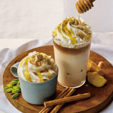 季節のドリンク　ハニーチャイカフェラテ