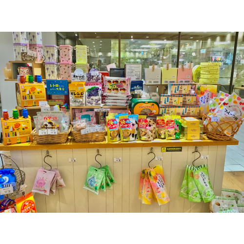 レトロチックなお菓子集めました🍬🍧💛💚