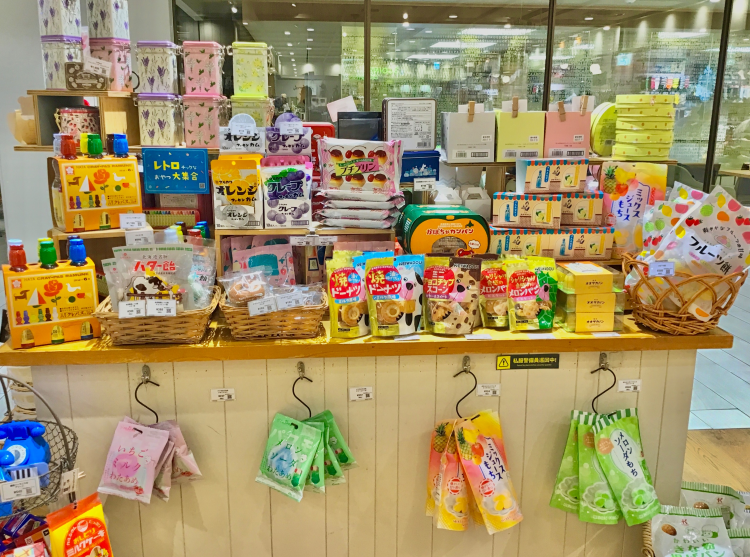 レトロチックなお菓子集めました🍬🍧💛💚