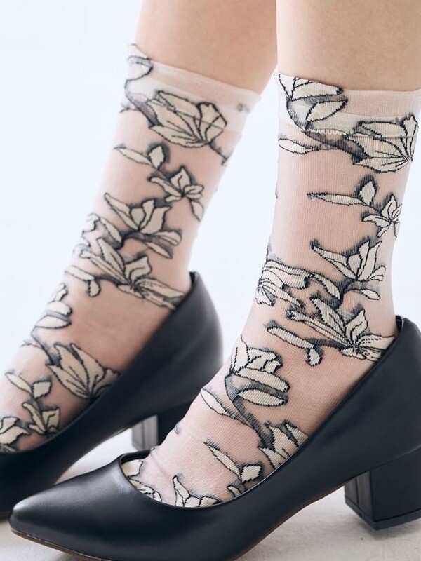 小花柄シースルーソックスでフェミニンコーデ🌼💕