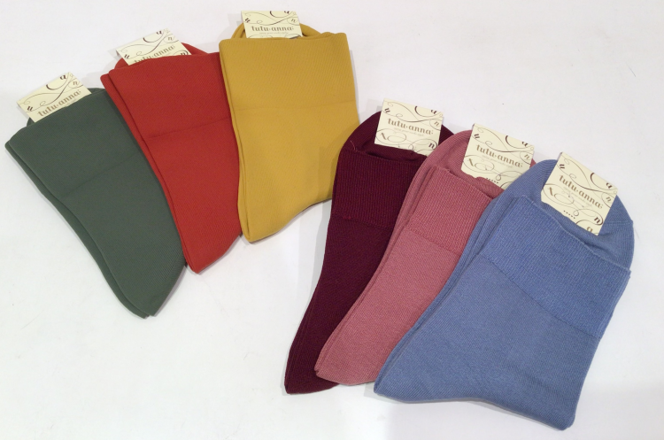 【color socks】秋もやっぱり無地がスキ❣️🐿️🍂